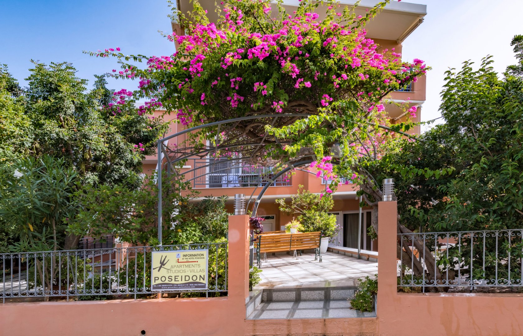 Poseidon Apartments & Studios Paleochora: Your Family-Friendly Oasis Near Pachia Ammos Beach